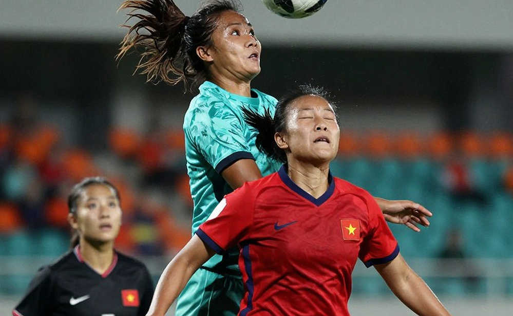 হাঁটু ভেতরে, পা বাইরে: VAR-এর রেখা যেখানে ফুটবলকে ভুল প্রশ্ন করে